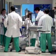 Más de la mitad de los graduados en medicina migran por mejores ofertas