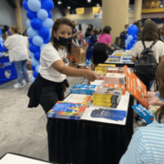AFT, Asociación de Maestros y LULAC donan miles de libros y materiales a estudiantes como parte de la campaña “La Lectura Abre el Mundo”