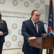 Departamento de cargos contra dos féminas por robar maquillajes en varias cadenas de farmacias