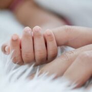 “Poliamor filiatorio”: la Justicia argentina reconoce que un bebé tenga dos padres y una madre que se conocieron en una web para tener hijos