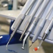 Hasta el cuello los dentistas a causa de los planes médicos