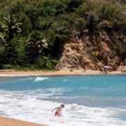 Alertan sobre fuerte oleaje en las playas durante esta semana