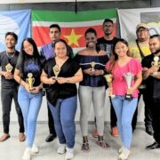 Suriname met tien schakers naar schaakolympiade in India