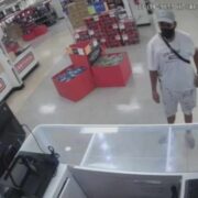 Autoridades buscan a sujeto sospechoso de apropiarse de 12 celulares en Plaza Las Américas