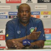 Stanley Menzo stopt als bondscoach