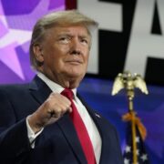 Revelan que Trump publicó información clasificada en Twitter en 2019
