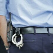 Arrestan a mujer por intentar cambiar cheque falsificado por desempleo