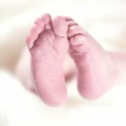 Autoridades confirman familia de bebé de 4 meses en condición crítica tiene antecedentes de maltrato