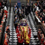 Etreint par l’émotion, le Royaume-Uni dit adieu à Elizabeth II