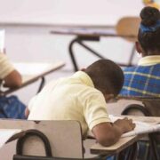 Educadores denuncian violentan sus derechos con requisitos para recibir nuevo incentivo económico