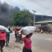 L’entrep?t du PAM pill? aux Gonaives stockait
