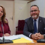 Aruba ta serio den implementa energia limpi