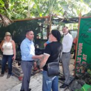 Minister Ursell Arends ta mira Oasis Farm como un bunita proyecto cu ta contribui positivamente na seguridad di alimentacion