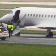VIDEO: Avión con miembros de la familia real británica ha aterrizado en Escocia