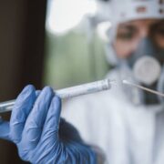 Gobernador confirma Salud anunciará hoy eliminación del uso obligatorio de mascarillas en las escuelas