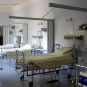 Alrededor de 15 hospitales operan con generadores en medio de la falta de distribución de diésel