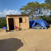 Denuncian que 25 a 30 familias viven en módulos de madera que se podrían caer “con un soplo”