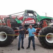 Admirando e Monster Trucknan na Tienda Geerman